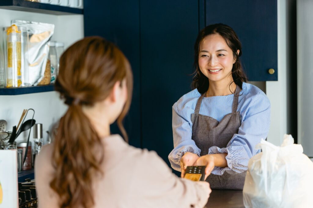 カフェでタッチ決済をする女性